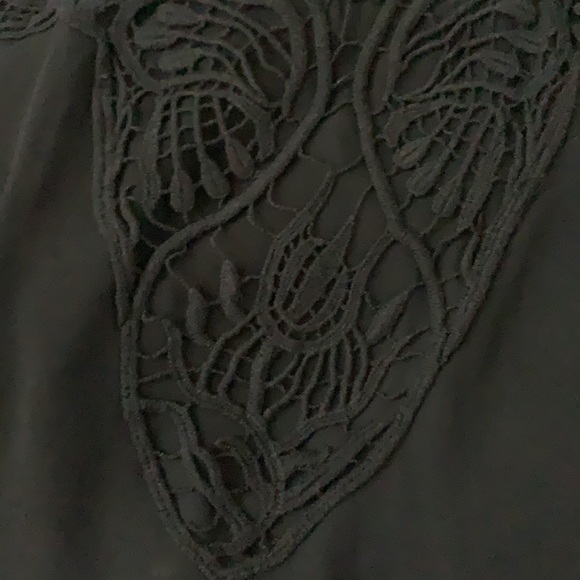 Sleeveless lace blouse with tie in the back - Picture 2 of 3